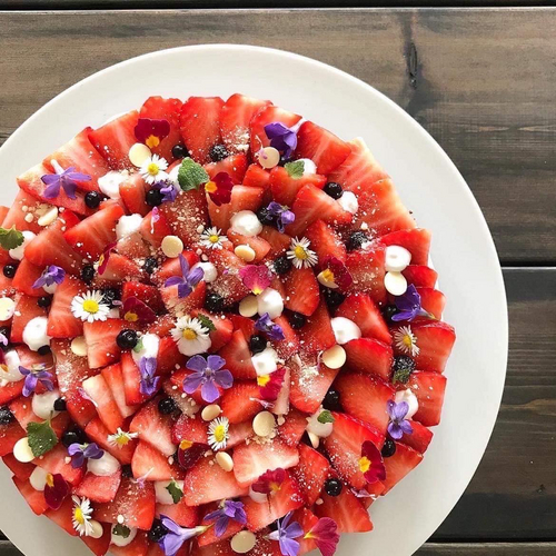 Gourmet jordbærtærte med hvid chokolade, blomster og meget mere